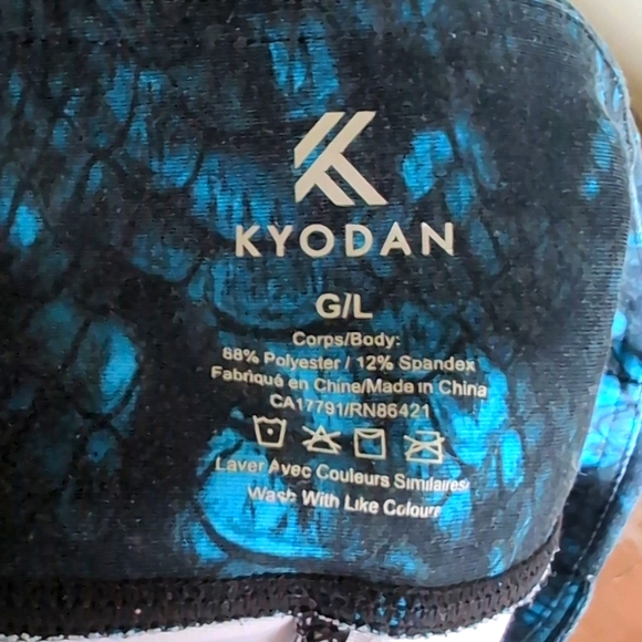 Women’s KYODAN SET Leggings (large) & Sports Bra (medium). BLUE SNAKESKIN - Picture 2 of 10